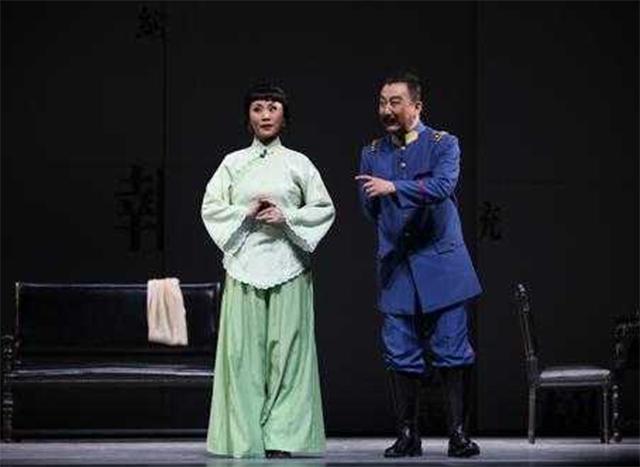 段祺瑞侄子也追星，女星下台他公然强吻，警局罚了50大洋就回家