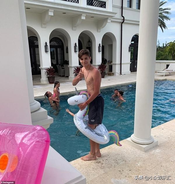 44岁依然帅到掉渣!贝克汉全家迈阿密温馨旅游女儿小七跟随爸爸