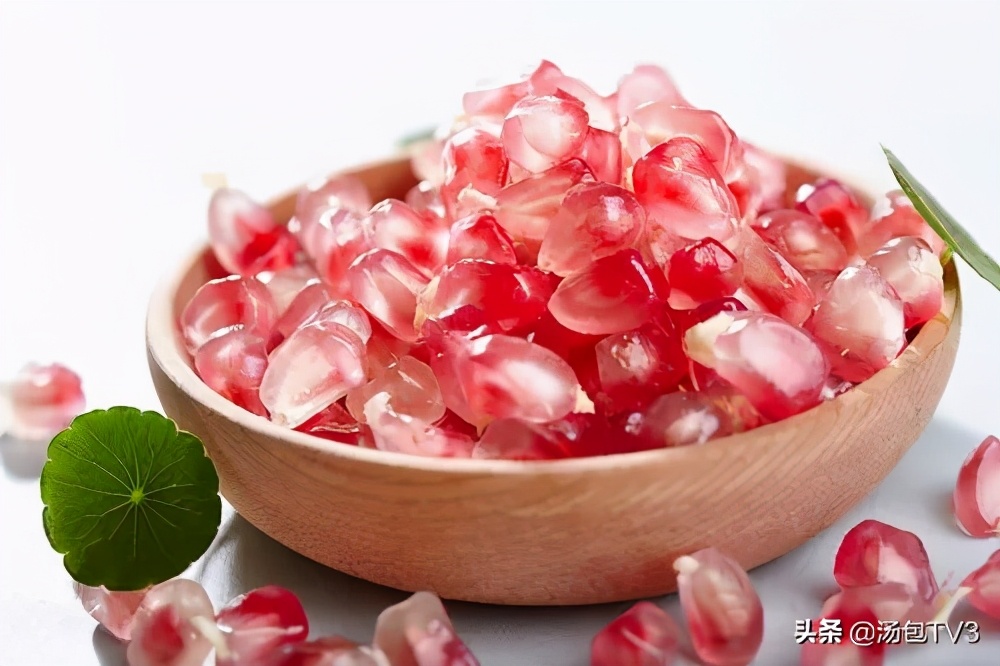 怎么剥石榴剥得又好又干净,怎样快速的剥石榴不脏手