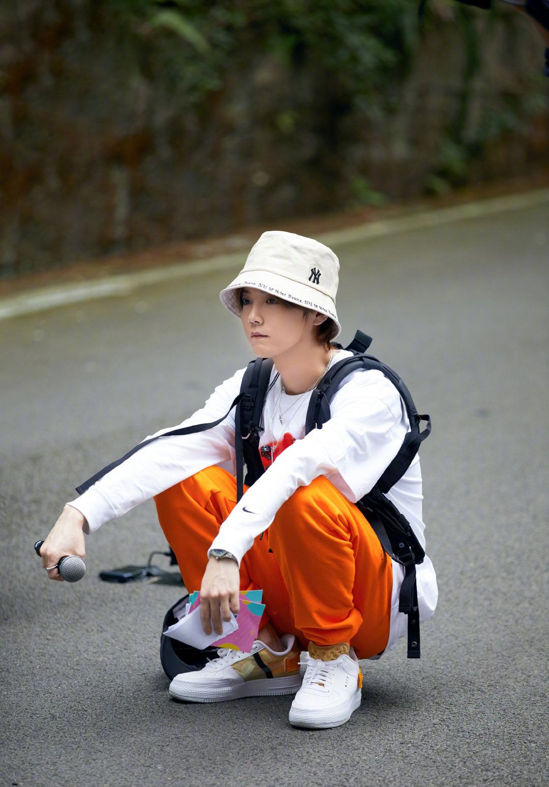 比鹿晗“假书包”更神的是“白加金”鞋子，全是窟窿，好像黄金甲