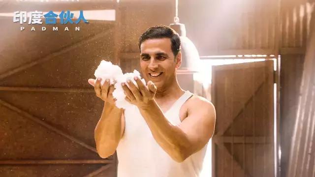 这个了不起的男人，靠着给女人做卫生巾成为英雄！