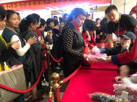 武汉人自己的狂欢！数千人齐聚汉口北海宁皮革品牌广场畅玩“嗨皮大团购”