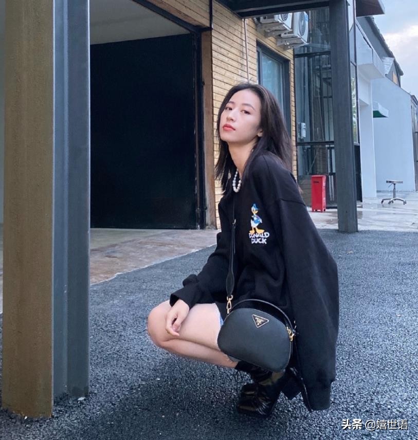 周雨彤穿板鞋图片,周雨彤spell牛仔裤穿搭