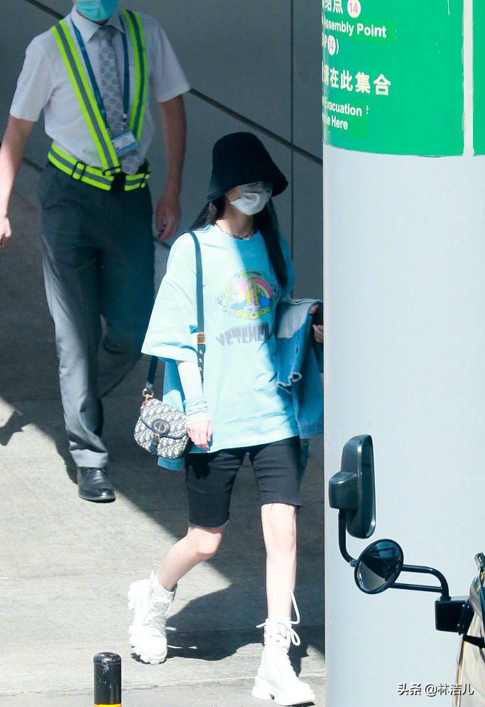 白T恤地位岌岌可危，杨幂林允爱上的马卡龙色T恤，比它更时髦百搭