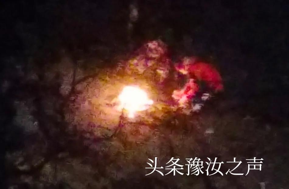 十月初一送寒衣需要点香点蜡烛吗,十月初一给亲人送寒衣都烧什么