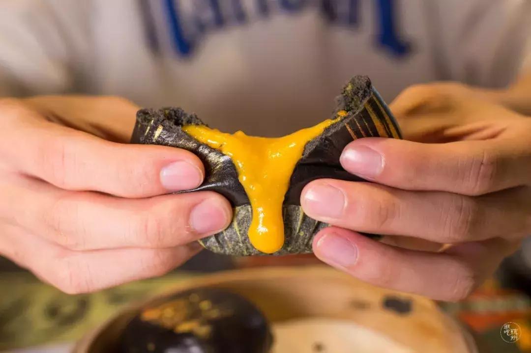 9元一个乌龟包，80+种港式茶点，这家超会卖萌的茶餐厅进门就送你