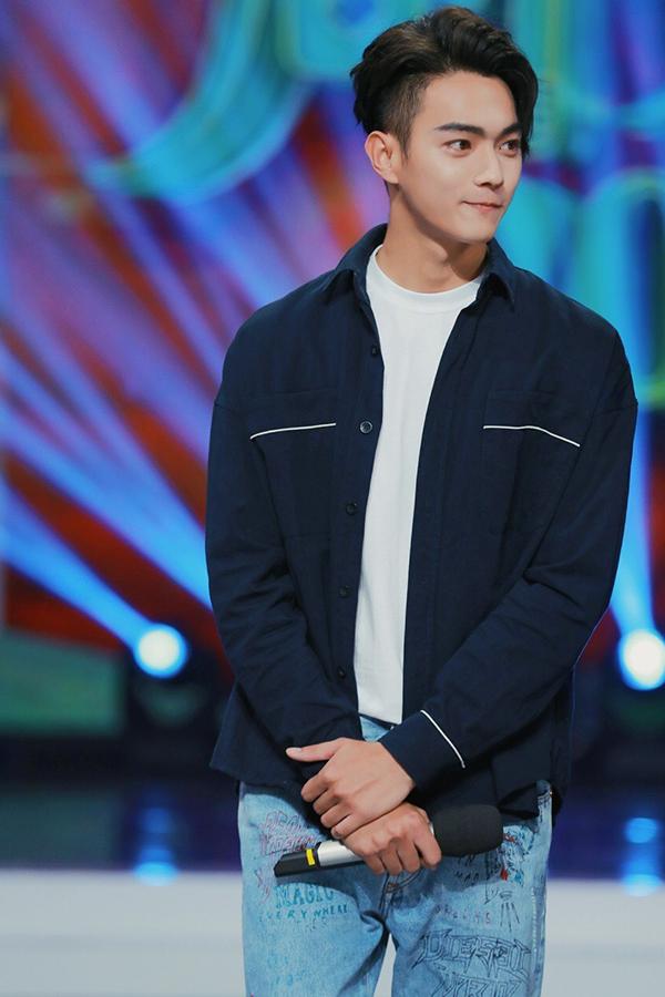 许凯的帅气穿搭超有范,许凯穿什么衣服好看