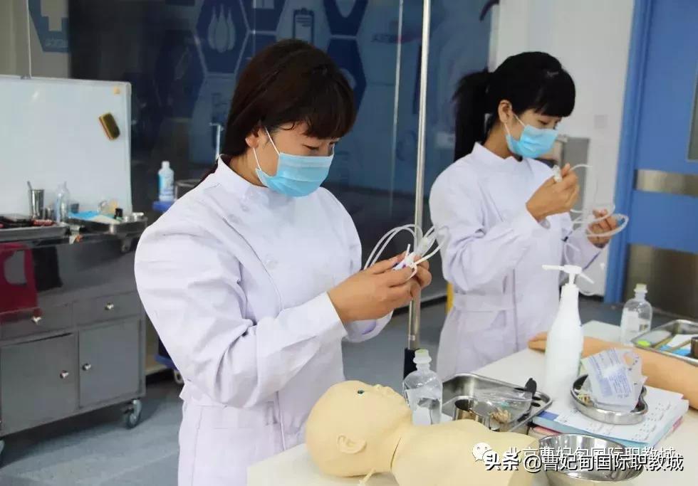 让我们走近白衣天使,走近白衣天使听听他们的心声