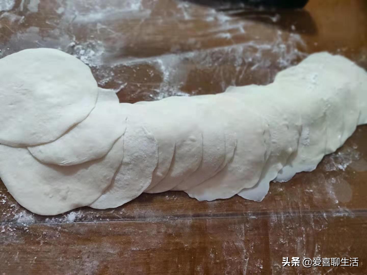 为什么蒸包子一揭盖包子就塌陷,如何把包子蒸得蓬松柔软