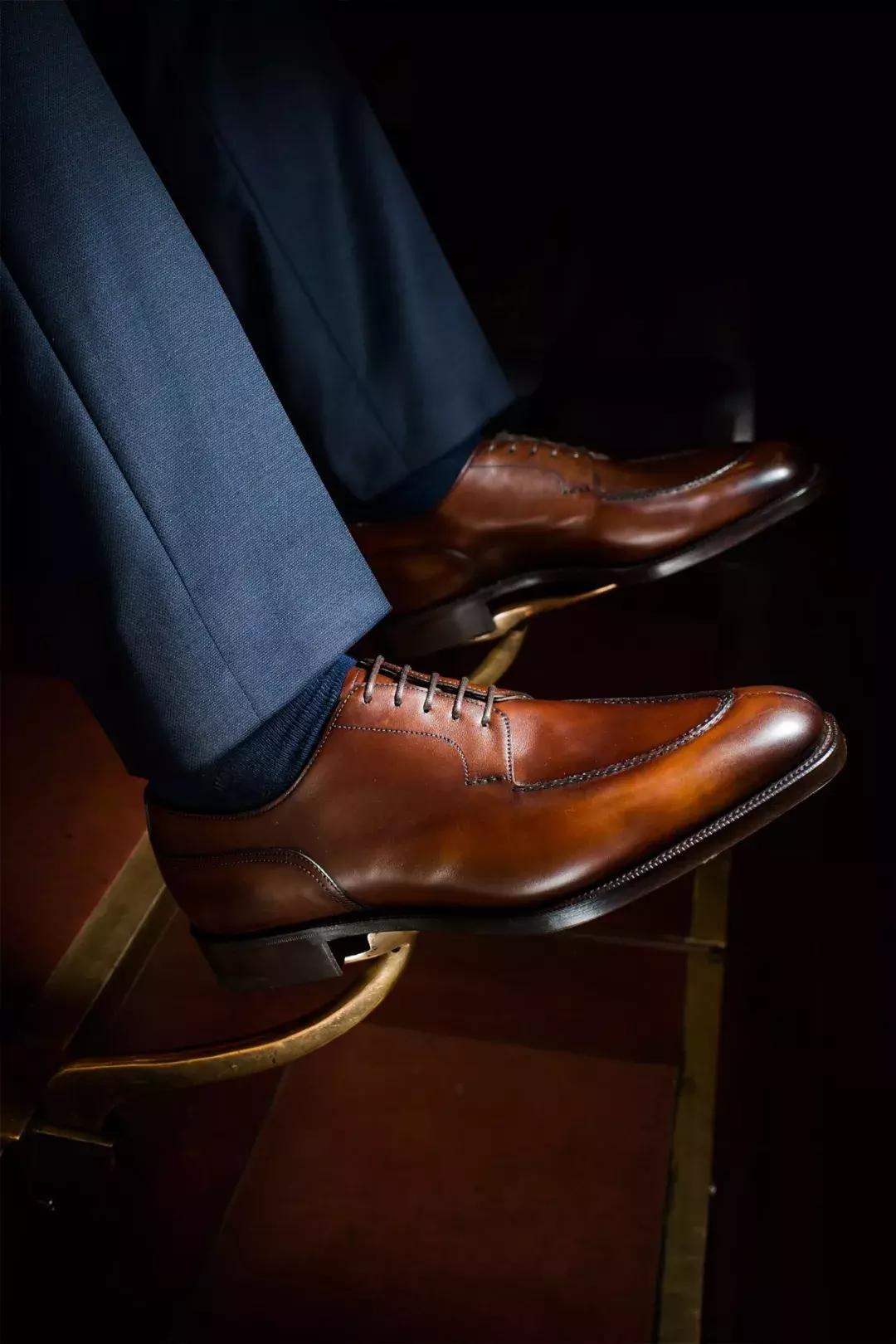 脚大不穿尖头皮鞋,脚大不怕鞋松