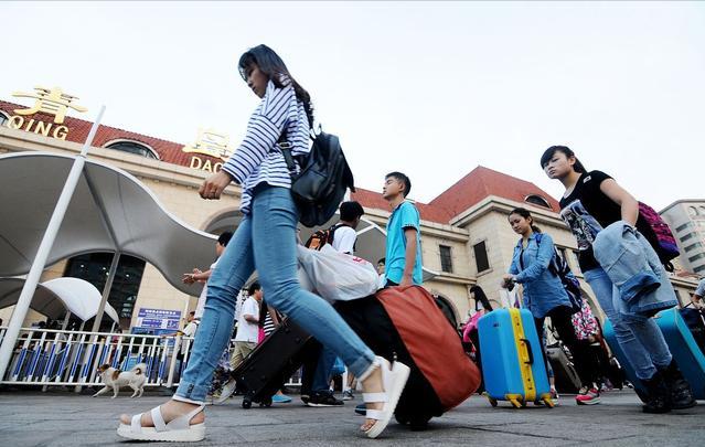 大惊小怪！浙江一小学给学生戴绿领巾引争议，网友：不是都戴过吗