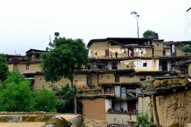 云南这个村子百家相连,一不留神就走到人家房顶上了