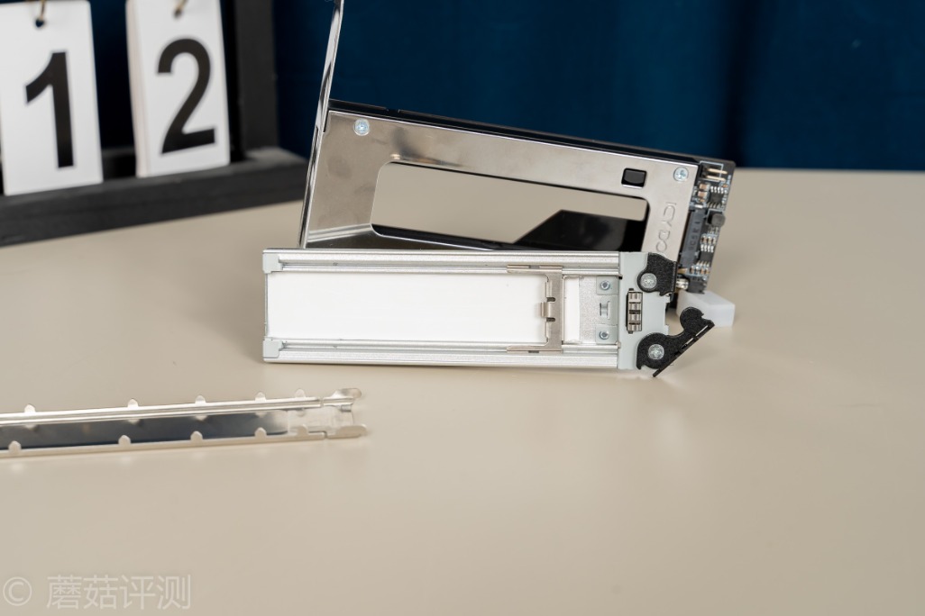 方便插拔，探索更多使用可能、ICYDock硬盘抽取盒PCI转M2评测