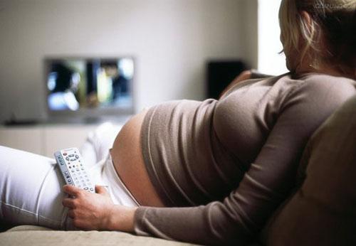 孕妇趴着睡觉对胎儿的伤害,孕妇仰睡