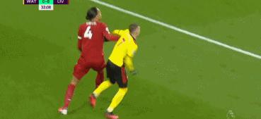 范迪克英超比赛视频,英超足球惊险一幕