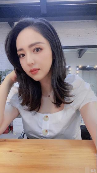 董璇爆出新恋情,董璇身穿白t恤配黑色紧身长裤