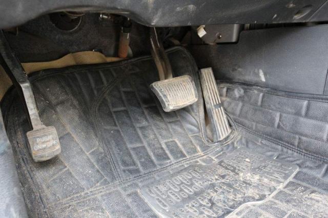 车子油门卡死怎么处理,油门踩下去就卡住怎么维修