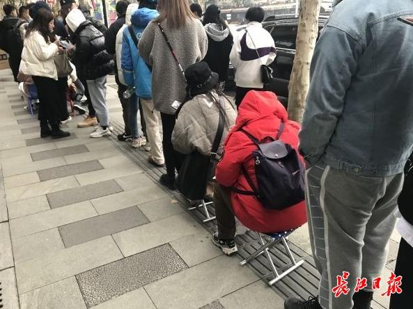 排队6小时无法购票,排队8小时却不能预约点单