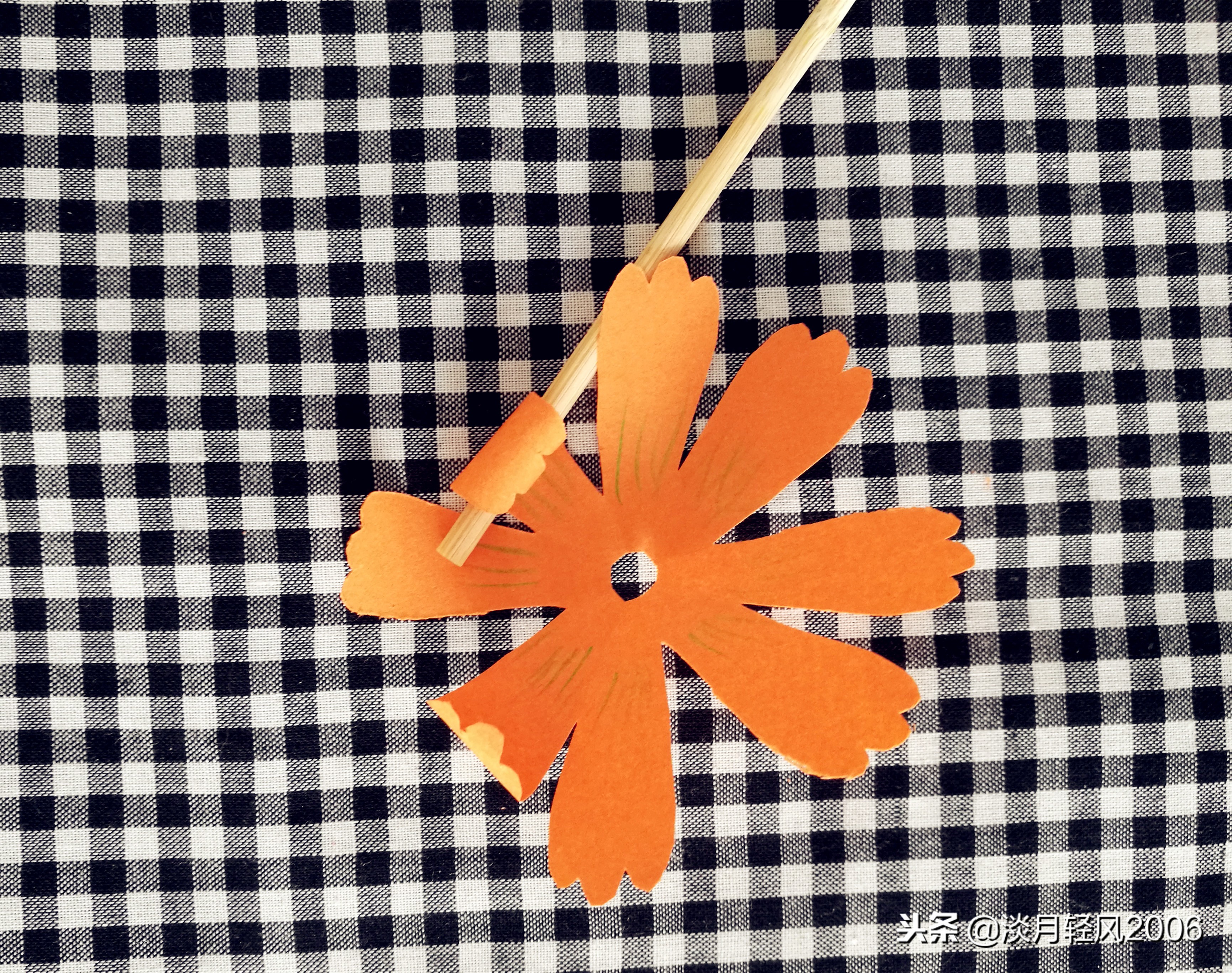 卡纸手工制作小花,用卡纸和棒棒糖做小花送给孩子