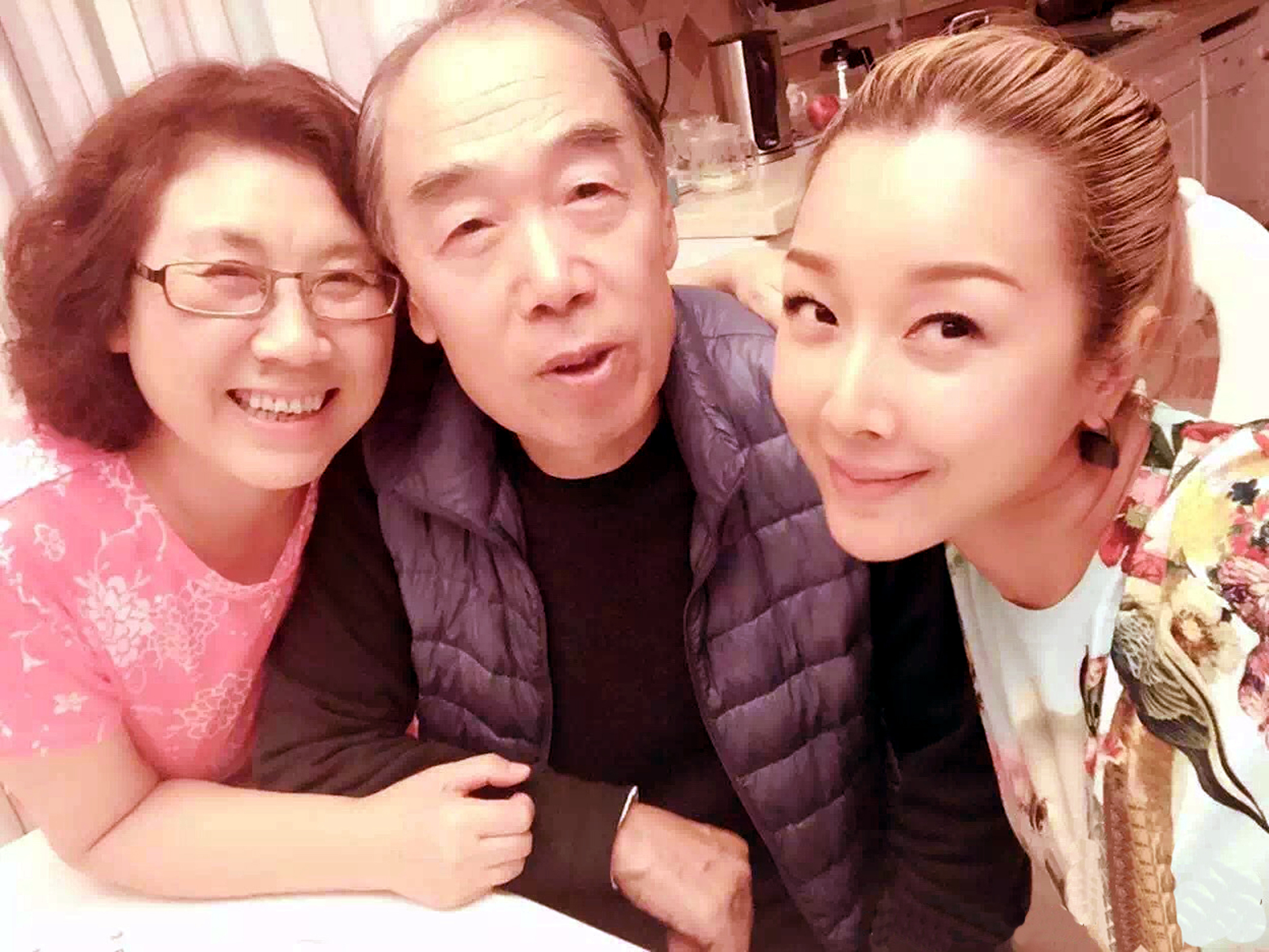 孙悦相亲相爱一家人,孙悦演唱父母的感人歌曲