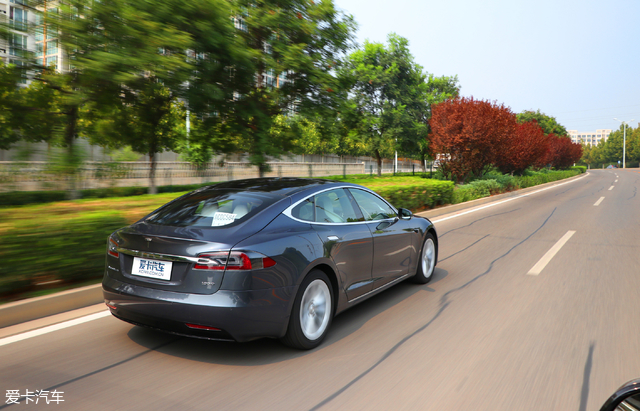 特斯拉modelsperformance,特斯拉modelsplaid版vs布加迪