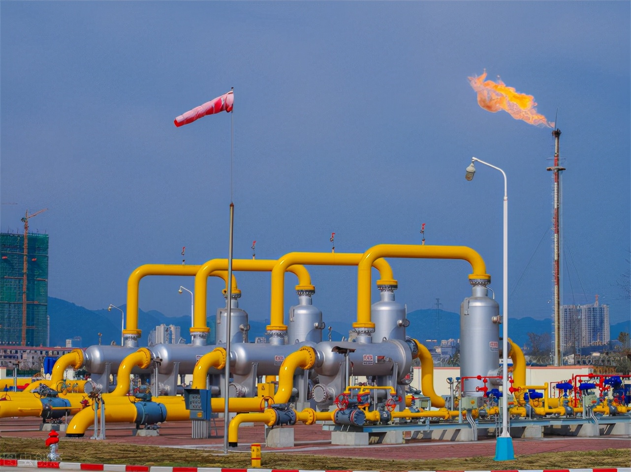 1127亿入账！许家印深陷债务危机，李嘉诚却在海外“杀疯了”