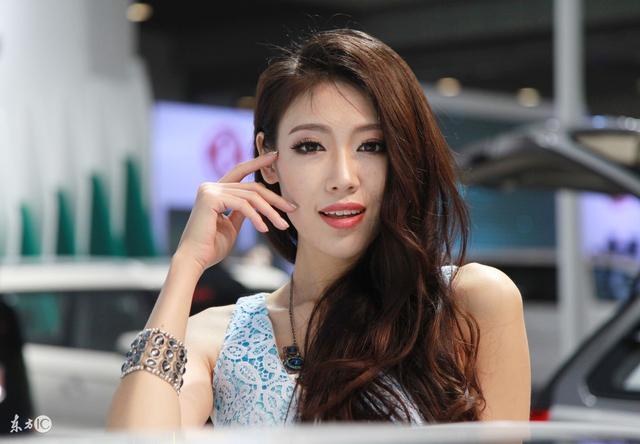 小说：小伙买了辆破越野车，经过改装后，里面装了六点零排量心脏