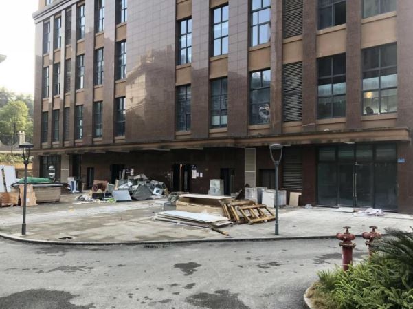 渝北区湖霞郡小区出现漏水情况,与业主装修宾馆有关?