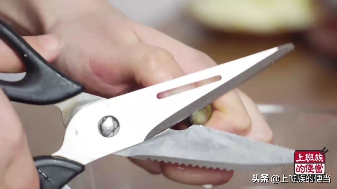 广西柳州螺蛳粉汤底是什么做的,螺蛳粉最简单做法懒人必备