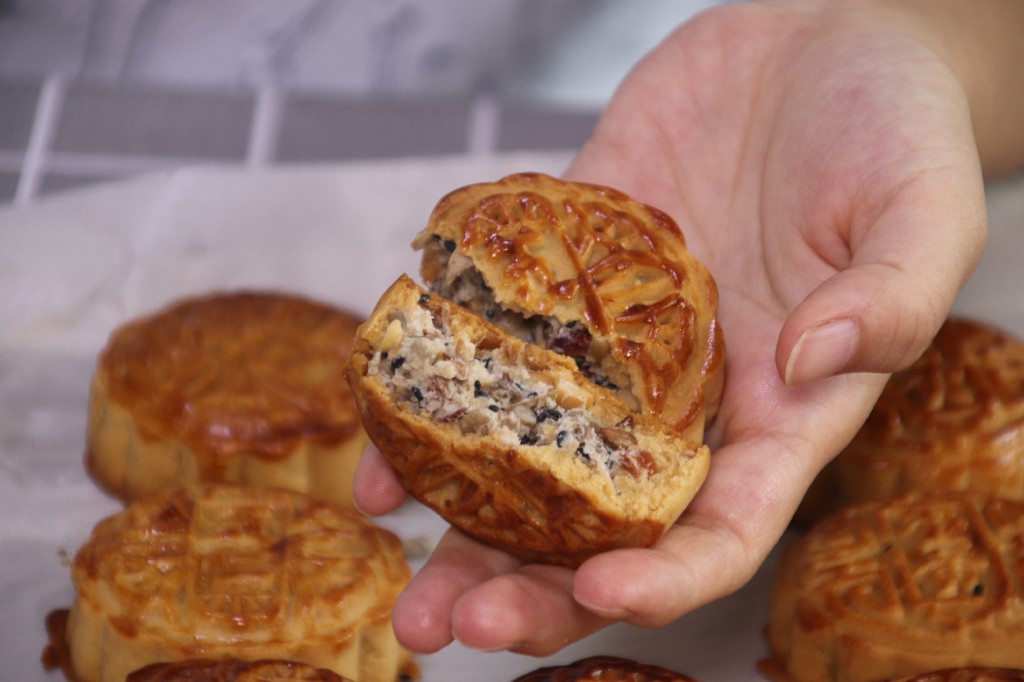 五仁月饼从和面到做的方法,老式五仁月饼馅料最佳配方和做法