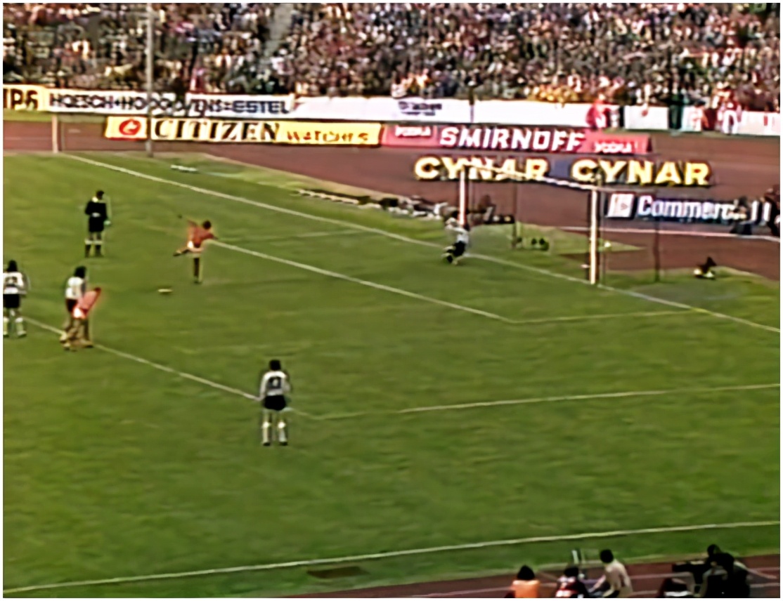 荷兰全攻全守打法是什么阵型,意大利的防守反击荷兰的全攻全守