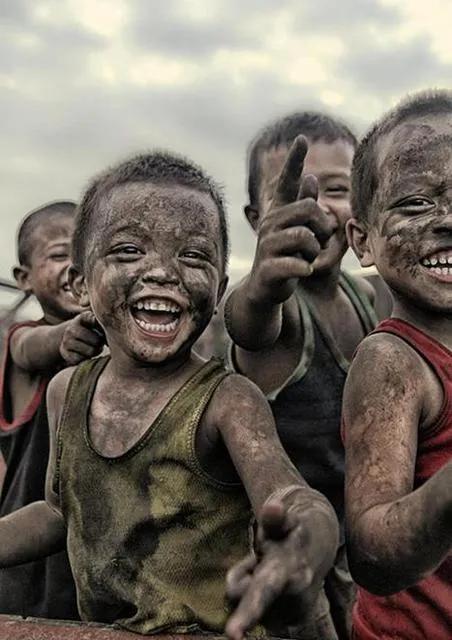 一周岁宝宝下雨了出去就踩水玩,下雨了小朋友出去穿靴子踩水