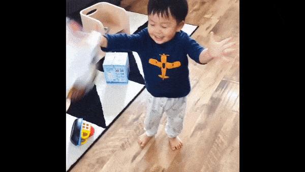 引导爬行、练习大运动，低幼音乐足球带给孩子的趣味运动机会