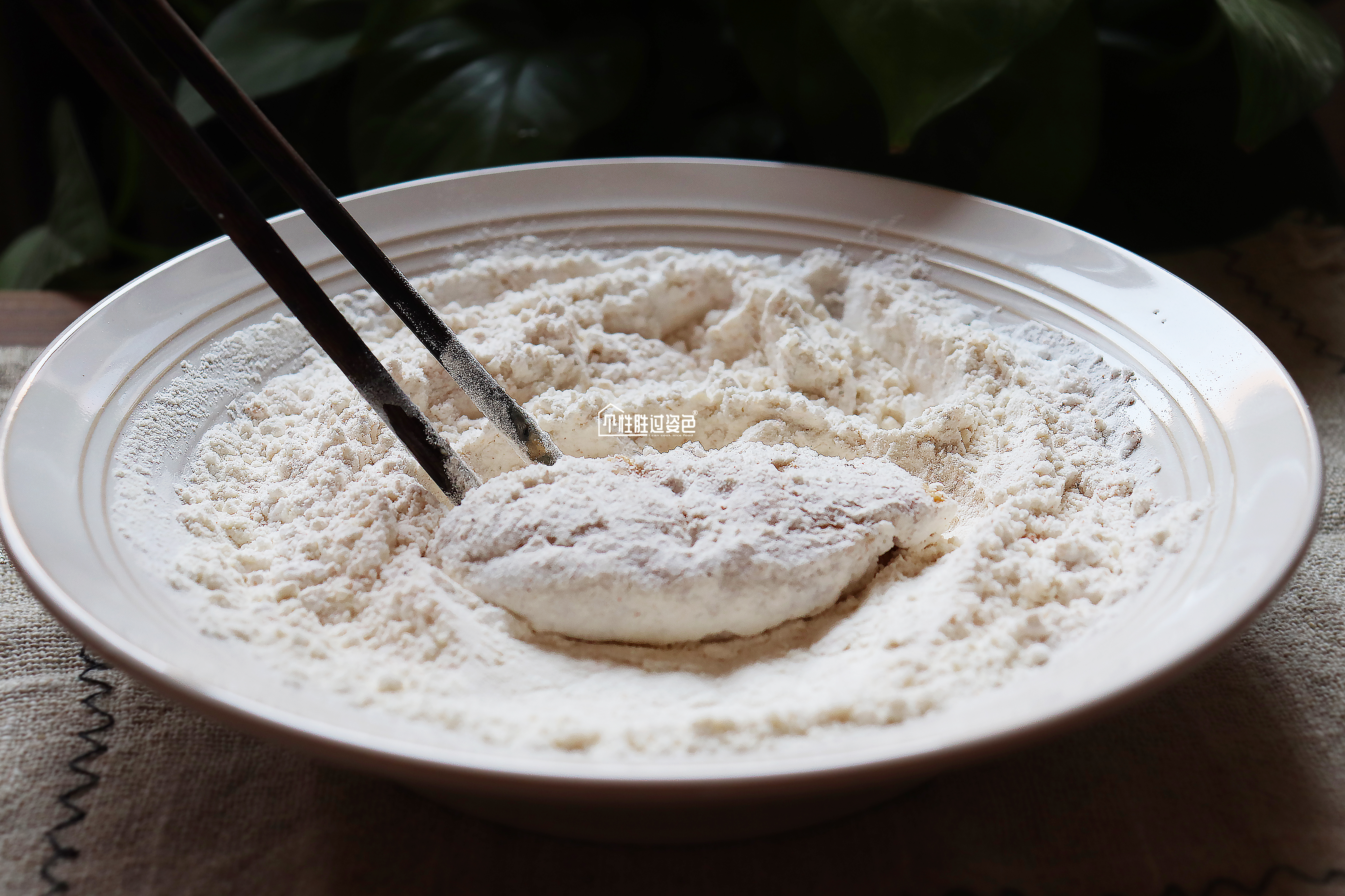 空气炸锅炸鸡翅面粉面包糠,炸鸡翅的家常做法裹面粉面包糠