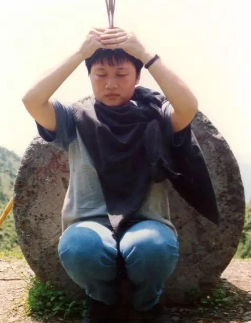 有没有当年李娜出家剃度视频,李娜出家后的青藏高原