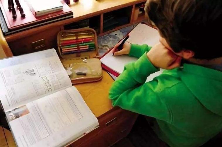 孩子写作业拖拉磨蹭家长生气,小孩写作业拖拖拉拉又喜欢哭