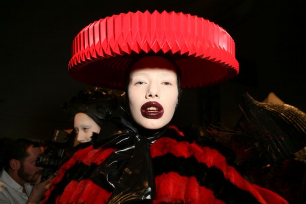 麦昆鞋angelababy,亚历山大麦昆小白鞋为什么很硬