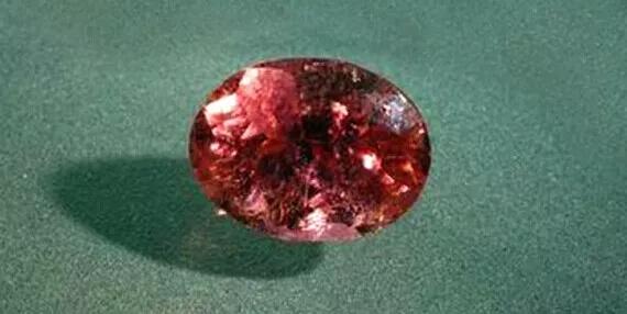 这些石头价值不菲，随便捡到一块妥妥的人生赢家