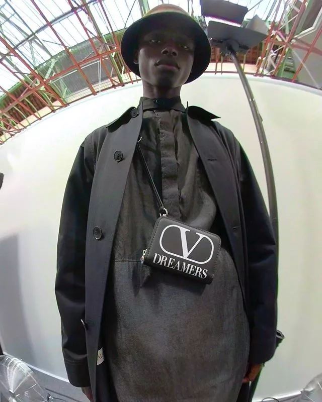 小哥哥答应我别再背双肩包了好吗？挂脖包才是时下潮男必备