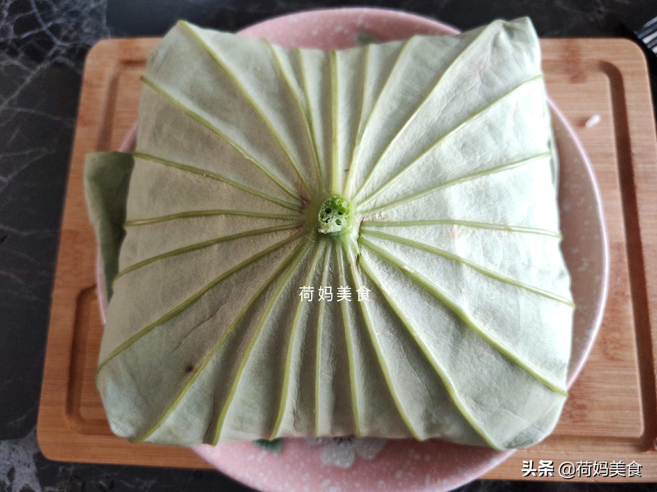 一张荷叶，一碗糯米，一拌一蒸，有肉有饭一锅熟，鲜香味美太好吃