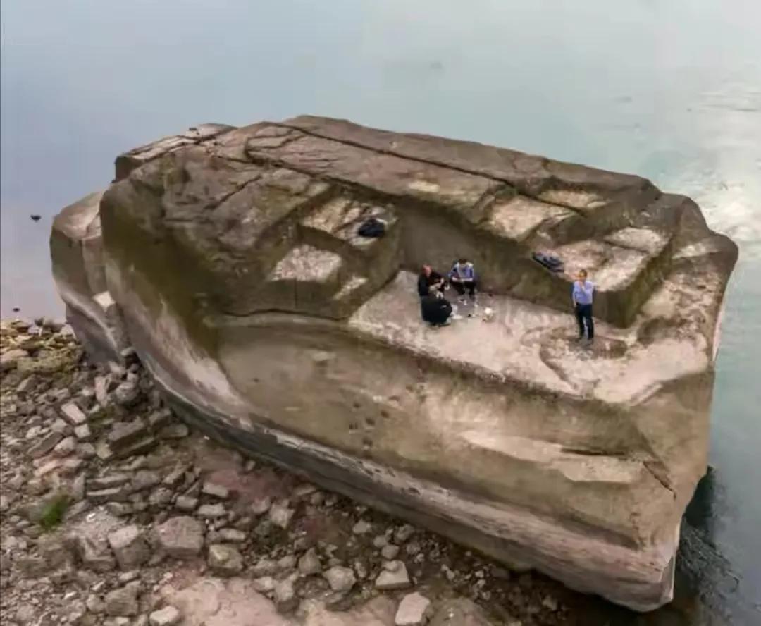 诗传泸酒香，杯杯国宝窖池原浆，邀君共品泸州山水岁月的醇厚绵长