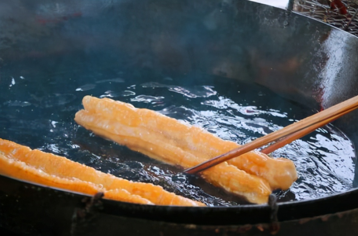 如何用泡打粉炸油条又脆又蓬松,炸油条的新方法不用酵母和泡打粉