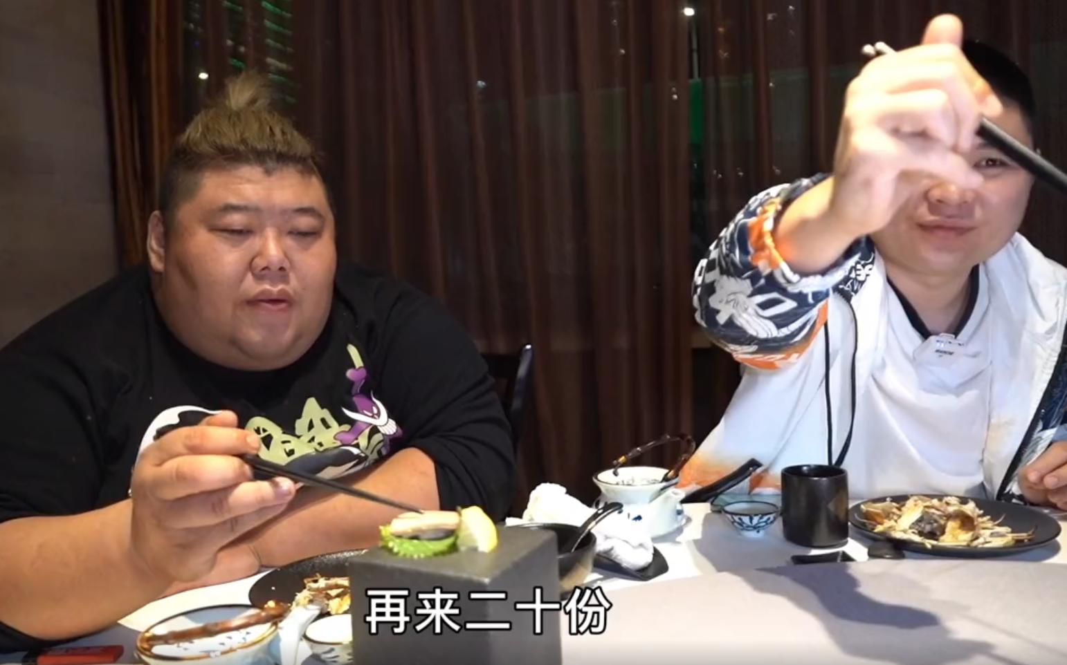 胖猴仔吃西红柿炖牛排,胖猴仔吃炖牛排