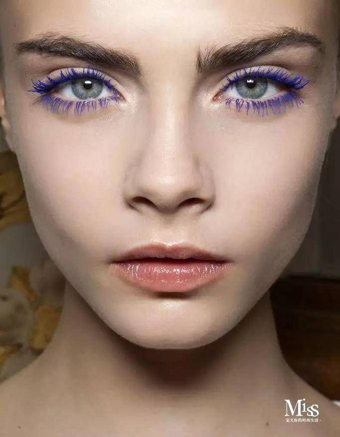 很多品牌推出各种颜色的睫毛膏，却孤零零地躺在专柜里无人问津