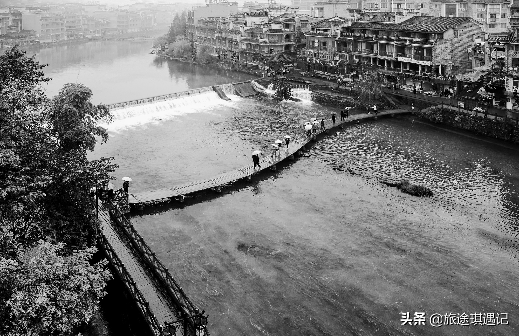 漫步在雨中的凤凰古城,凤凰镇古镇夜景
