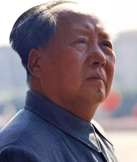 1972年,毛主席接见尼克松,笑着问他:你们常常利用姑娘做掩护?