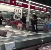 中国大妈们在国外跳广场舞,中国大妈在温哥华商场跳广场舞