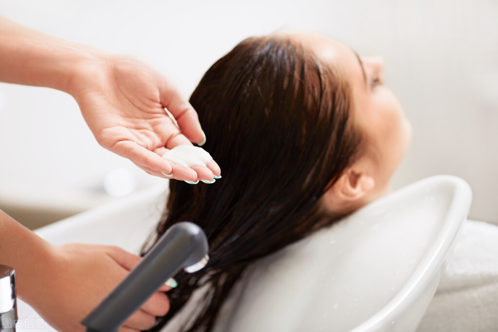 头发爱出油该怎么办改善,头发爱出油是什么原因怎么改善