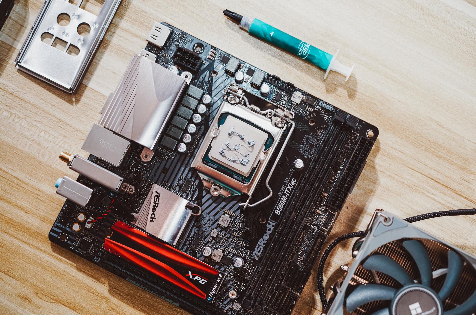 itx装机配置单一小机箱也有大心脏,itx支持3.5寸硬盘