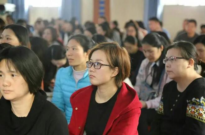 校服收费标准小学生,小学生校服收费100块